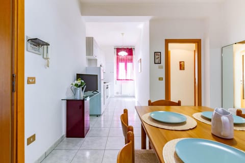 Kitchen or kitchenette, Seating area, Dining area