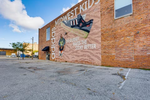 Walk to Huntington Center 5,000-Sq-Ft Dtwn Apt Apartment in Toledo