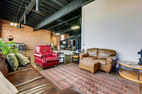 Walk to Huntington Center 5,000-Sq-Ft Dtwn Apt Apartment in Toledo