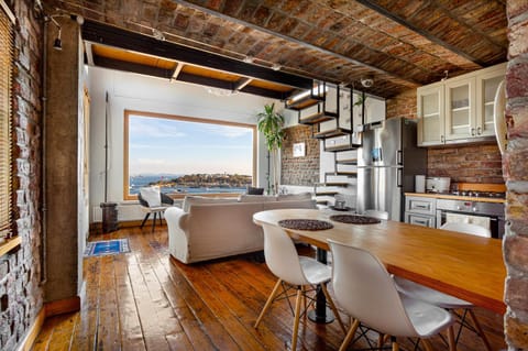 Kitchen or kitchenette, Seating area, Dining area, Sea view