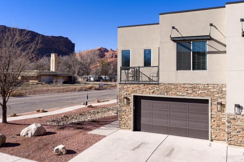 Property building, Day, Neighbourhood, Mountain view, Street view, Parking