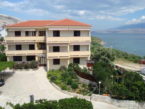 Facade/entrance, Bird's eye view