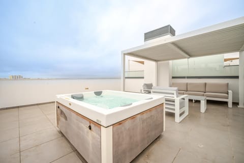Day, Natural landscape, Hot Tub, View (from property/room), Balcony/Terrace, Swimming pool
