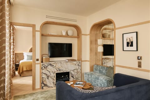 Communal lounge/ TV room, Bed, TV and multimedia, Living room, Photo of the whole room, Seating area, Evening entertainment, Bedroom