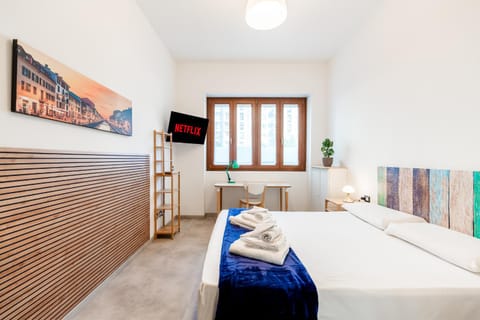 Bed, TV and multimedia, Photo of the whole room, Bedroom, towels