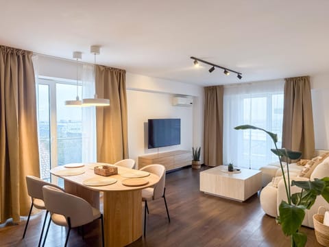 TV and multimedia, Living room, Seating area, Dining area