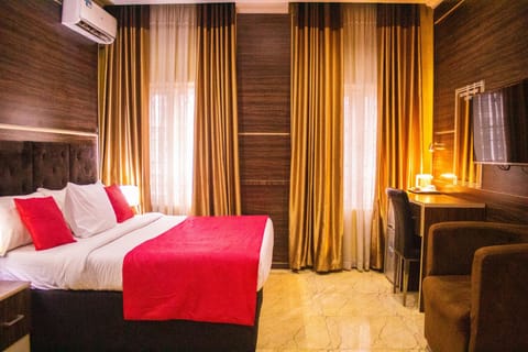 Bed, TV and multimedia, Seating area, air conditioner
