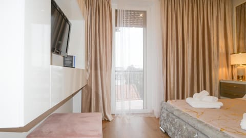 Bed, TV and multimedia, Photo of the whole room, Bedroom, towels