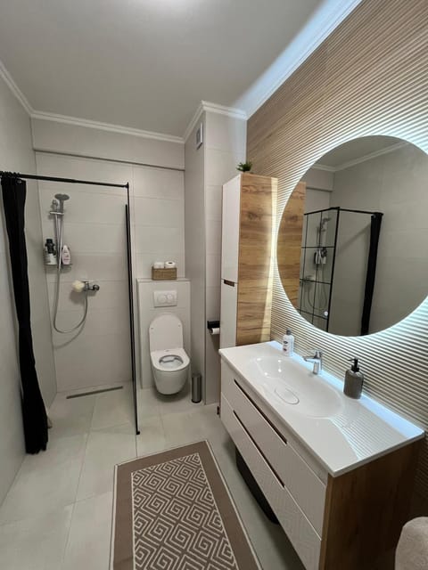 Shower, Toilet, Bathroom, towels