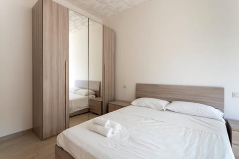 Bed, Photo of the whole room, Bedroom, towels, wardrobe