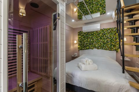 Bed, Sauna, Photo of the whole room, Decorative detail, Bedroom, towels, air conditioner