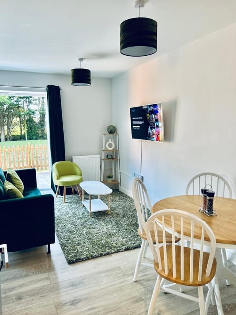 Communal lounge/ TV room, TV and multimedia, Living room, Seating area, Dining area, Evening entertainment