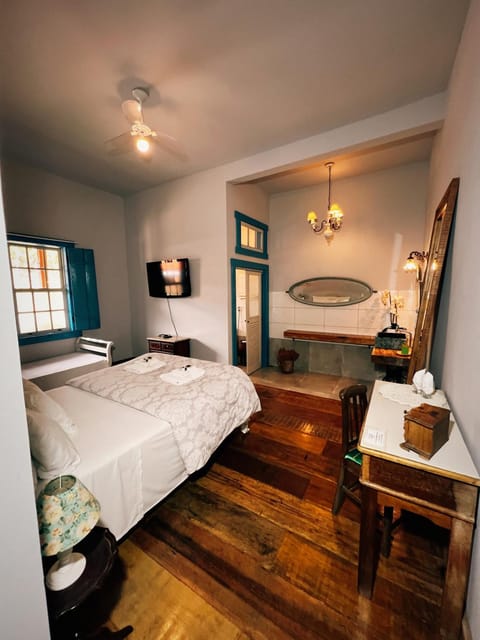 Bed, TV and multimedia, Photo of the whole room, Bedroom