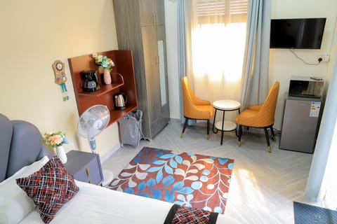 Bed, TV and multimedia, Living room, Seating area, Dining area, Bedroom