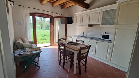 Kitchen or kitchenette, Seating area, Dining area