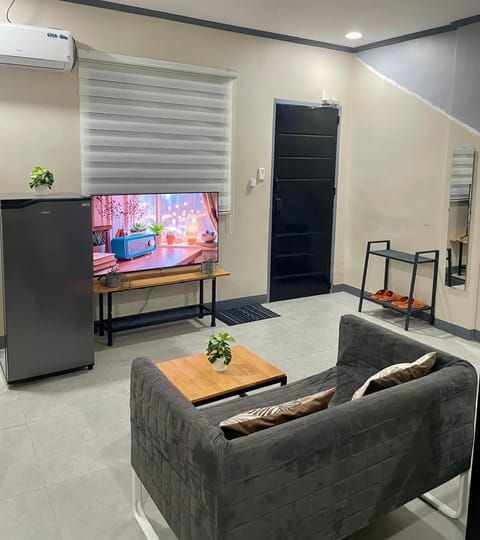 Communal lounge/ TV room, TV and multimedia, Living room, Seating area, air conditioner