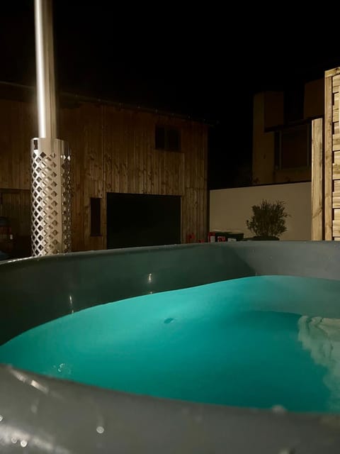 Hot Tub, Hot Tub, Spa and wellness centre/facilities
