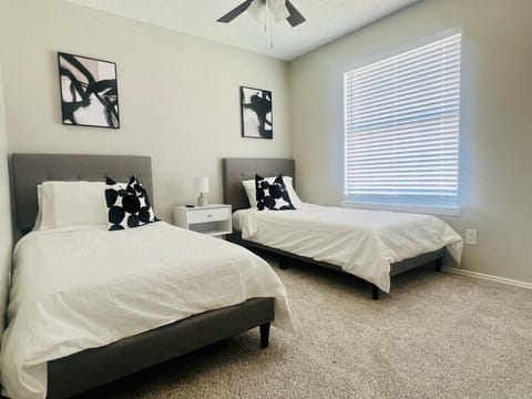 6 Bedroom Home with Pool, Centrally Located House in The Colony