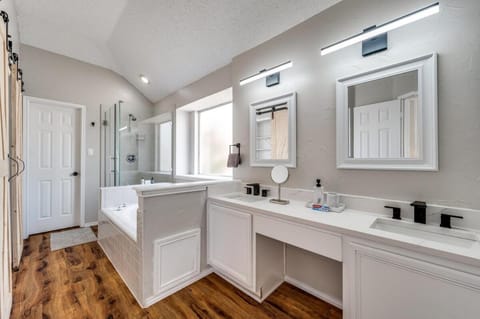 6 Bedroom Home with Pool, Centrally Located House in The Colony