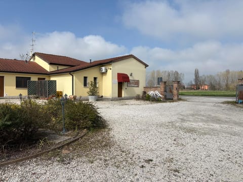 Property building, Restaurant/places to eat, Breakfast