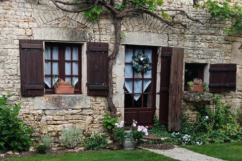 Property building, Facade/entrance, Garden, Garden view