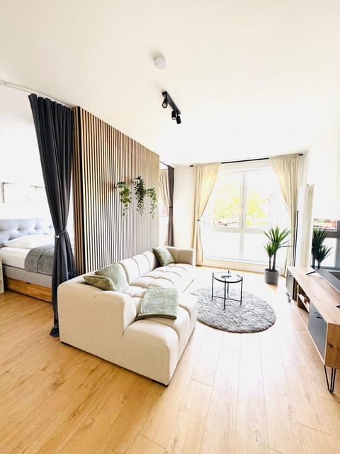 Bed, TV and multimedia, Living room, Photo of the whole room, Seating area, Bedroom