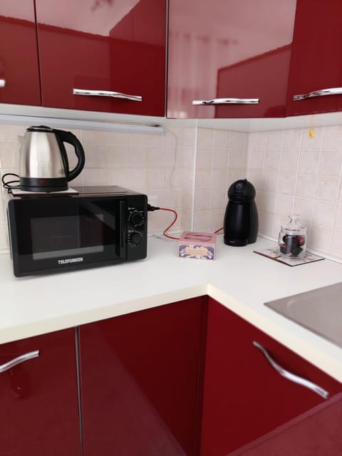 Coffee/tea facilities, Kitchen or kitchenette, stove