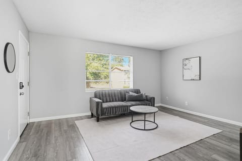 Charming 2-Bedroom Retreat Comfort Meets Style Apartment in Forest Park