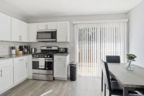 Charming 2-Bedroom Retreat Comfort Meets Style Apartment in Forest Park