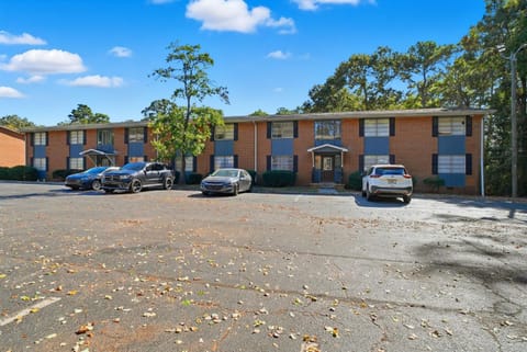 Charming 2-Bedroom Retreat Comfort Meets Style Apartment in Forest Park