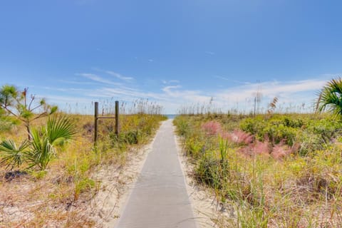 Oceanfront Condo! Breakers 210 with Sunrise Views Apartment in Coligny Beach