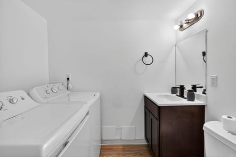 Bright, Spacious 2Bd 25Bt Townhome Interior Apartment in College Park