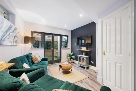 TV and multimedia, Living room, Seating area, Evening entertainment