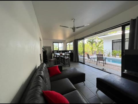 Communal lounge/ TV room, TV and multimedia, Living room, Pool view, Swimming pool