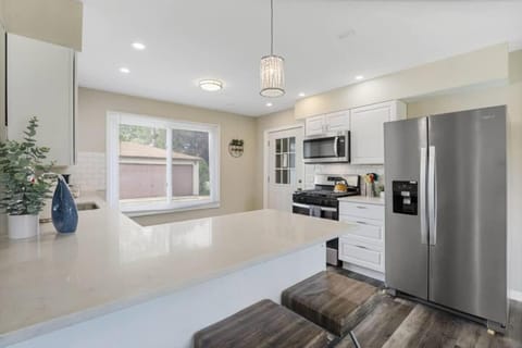 Charming 5BD 2BA with spacious yard near O'hare House in Northlake