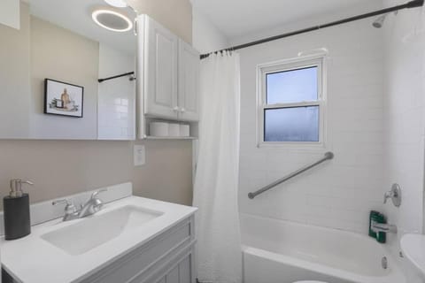 Charming 5BD 2BA with spacious yard near O'hare House in Northlake