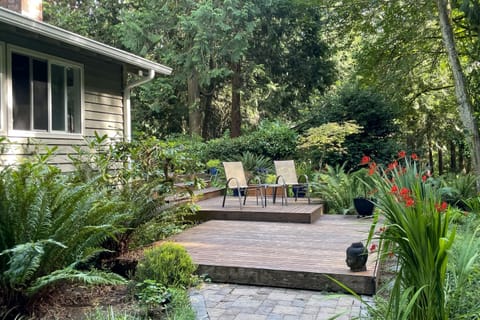 Walk to Beach and Village Bainbridge Island Gem! Apartment in Bainbridge Island