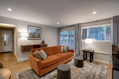 Walk to Beach and Village Bainbridge Island Gem! Apartment in Bainbridge Island