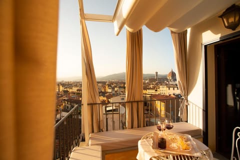 Day, Summer, View (from property/room), Balcony/Terrace, Food and drinks, Dining area, Food, City view, Landmark view