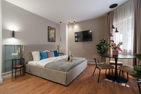 Bed, TV and multimedia, Living room, Seating area, Bedroom
