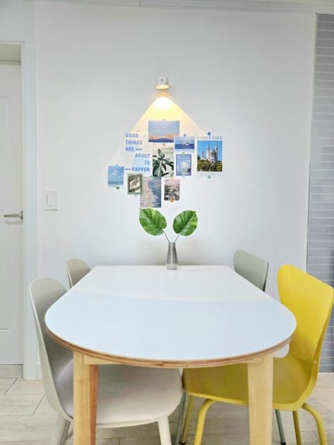 Kitchen or kitchenette, Living room, Seating area, Dining area, kitchen