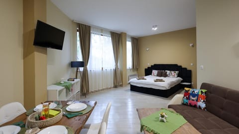 Communal lounge/ TV room, Bed, TV and multimedia, Living room, Bedroom