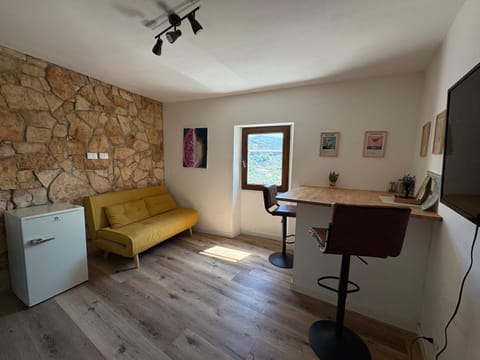 TV and multimedia, Kitchen or kitchenette, Living room, Dining area