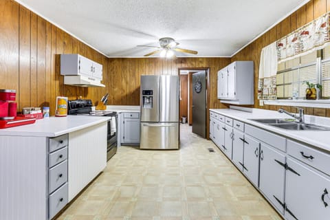 Families Welcome! Home with Fire Pit in Soddy-Daisy House in Tennessee