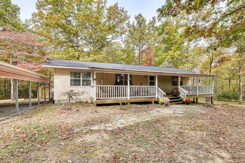 Families Welcome! Home with Fire Pit in Soddy-Daisy House in Tennessee