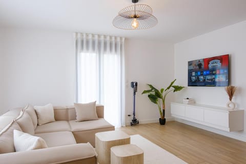 Communal lounge/ TV room, TV and multimedia, Living room, Seating area