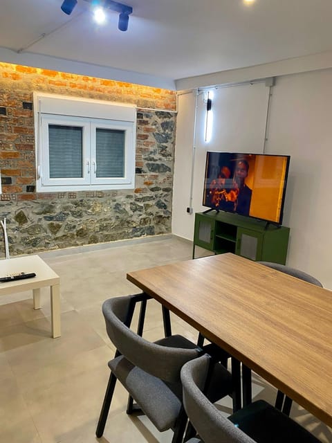 Communal lounge/ TV room, TV and multimedia, Living room, Seating area, Dining area, Evening entertainment