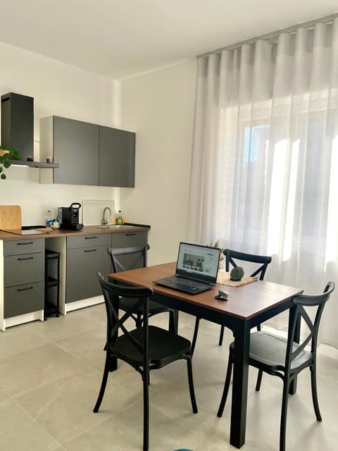 Kitchen or kitchenette, Dining area, stove