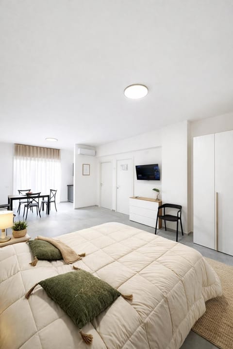 Communal lounge/ TV room, Bed, TV and multimedia, Living room, Photo of the whole room, Seating area, Evening entertainment, Bedroom