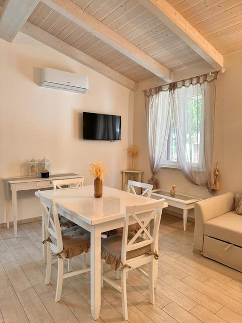 Seating area, Dining area, air conditioner